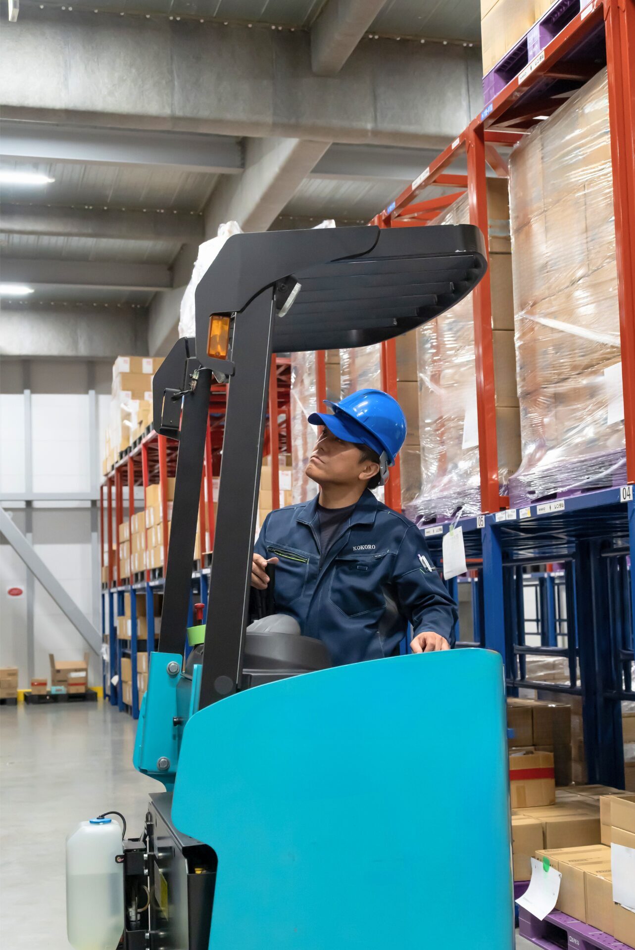 リフトで荷物を運ぶ従業員