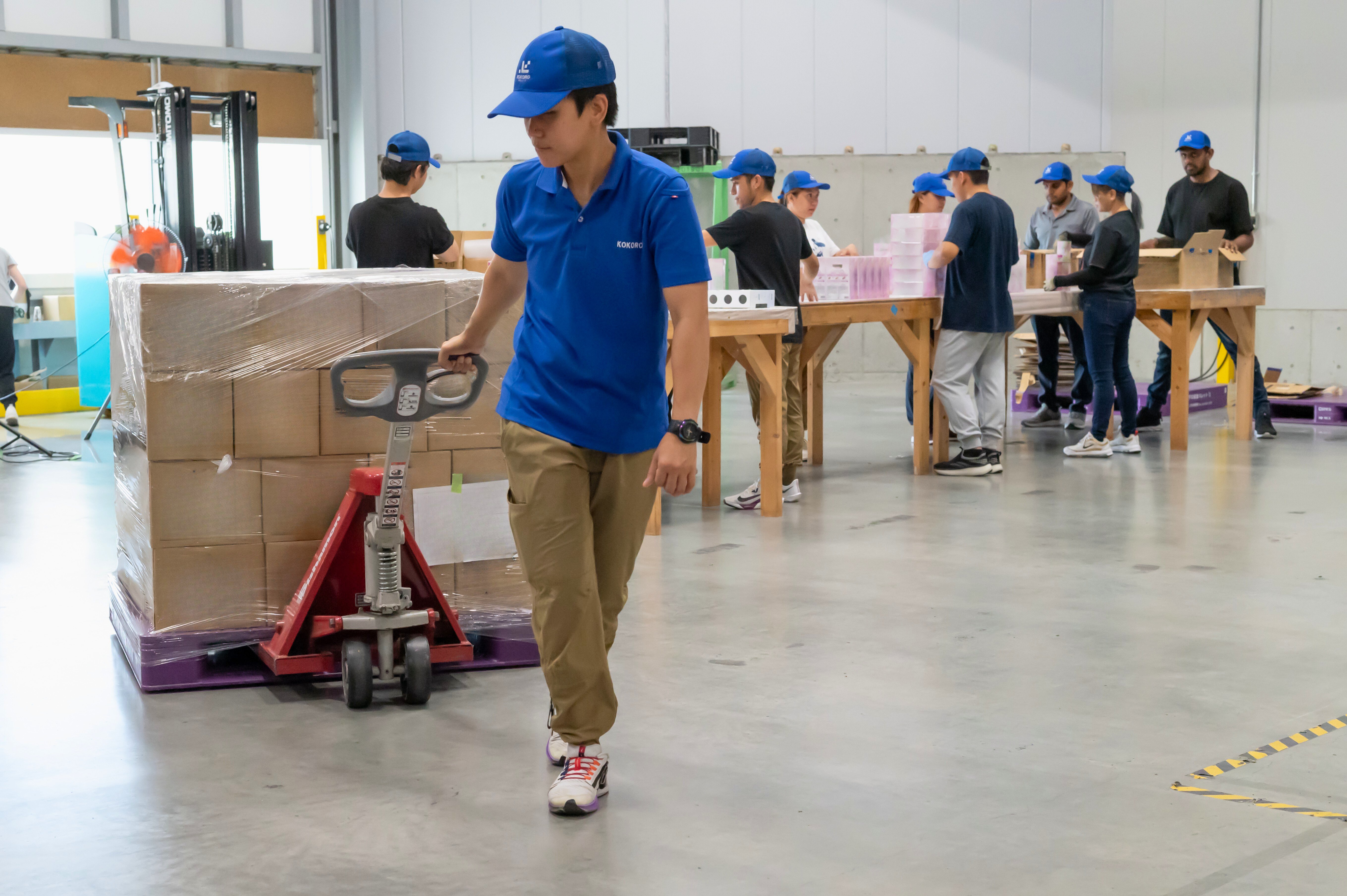 倉庫で荷物を運ぶ従業員
